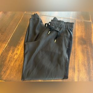 Lululemon On the Fly Joggers Women’s Size 6 *Velvet Stripe Black/black Pull on